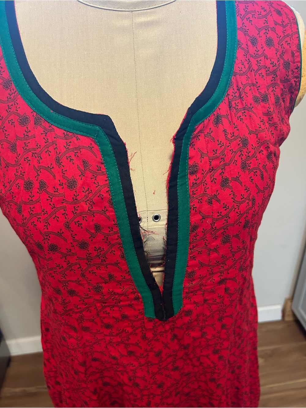 German Red Floral Sleeveless Midi Dress with Green Trim Size Large - Picture 3 of 4